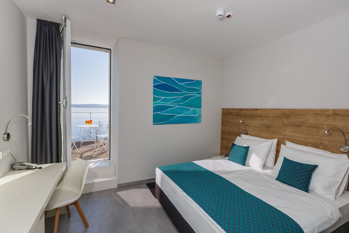superior double room, balcony, sea view | hypo-allergenic bedding, desk, blackout curtains, soundproofing