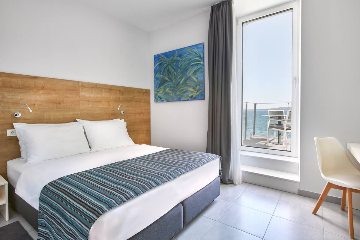 superior double room, balcony, sea view | room amenity