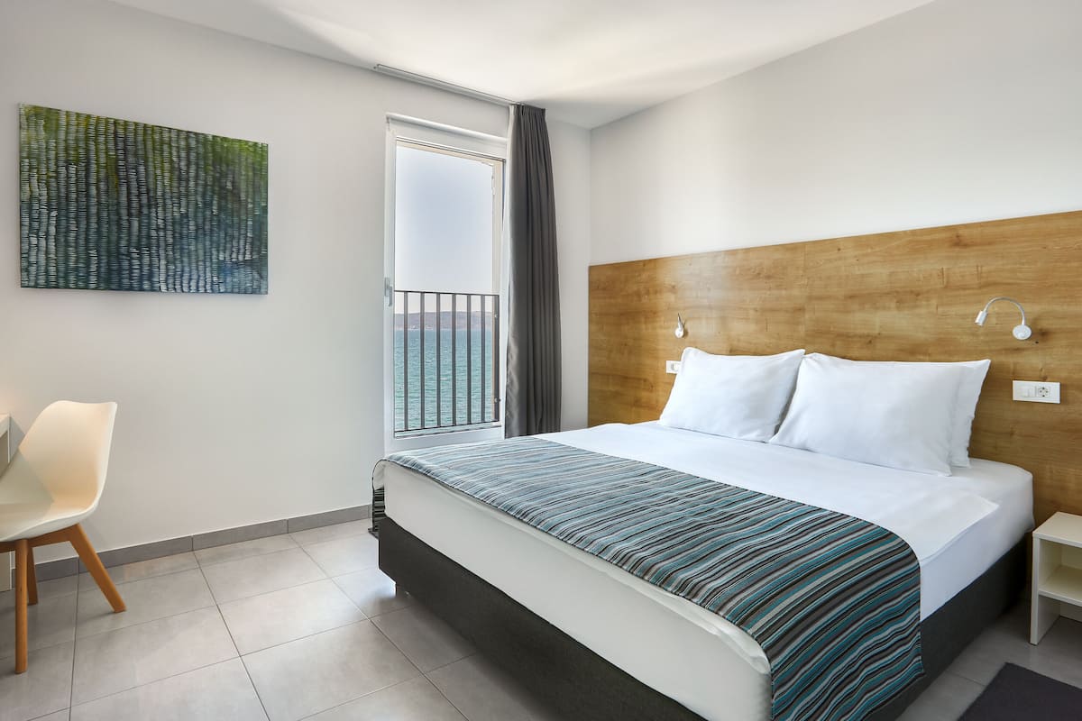 superior double room, sea view | room amenity