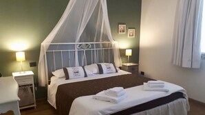 Double or Twin Room | Desk, blackout drapes, bed sheets - Agriturismo Corte Rocca (San Giorgio di Mantova)