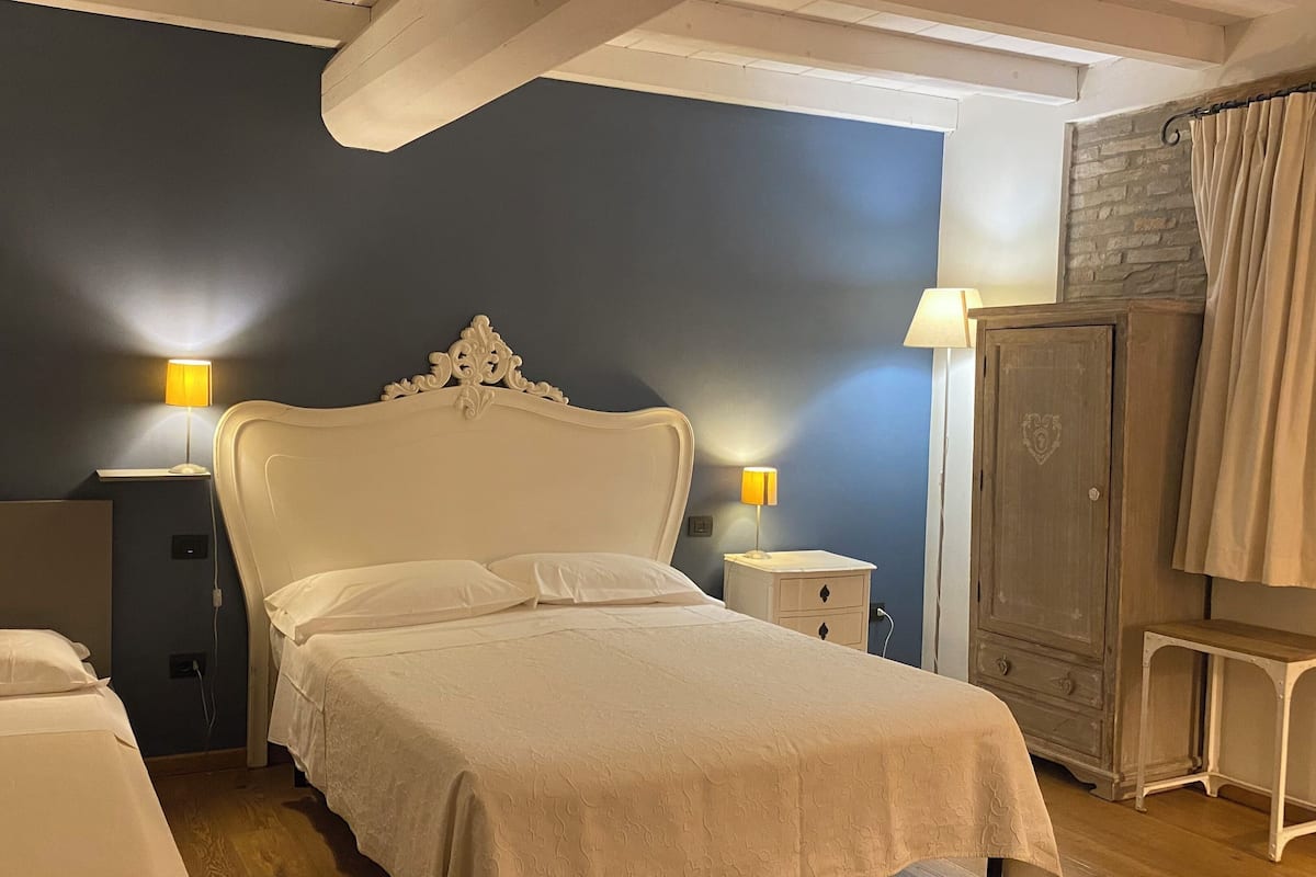 Triple Room | Desk, blackout drapes, bed sheets