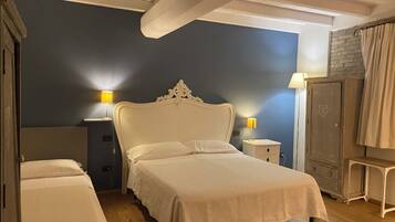 Triple Room | Desk, blackout drapes, bed sheets