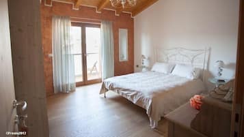 Double Room, 1 Double Bed | Individually decorated, individually furnished, desk, blackout drapes