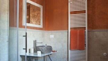 Habitación doble, 1 cama doble | Baño | Ducha, artículos de higiene personal gratuitos, secador de pelo y bidé