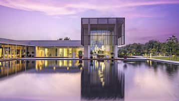 Fachada da propriedade à noite