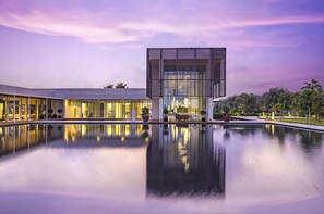 Front of property – evening/night - Al Zorah Beach Resort (Ajman)