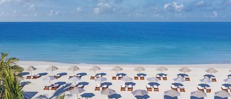 Plage privée, sable blanc, parasols, serviettes de plage