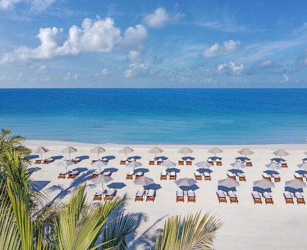 Playa privada, arena blanca, sombrillas, toallas de playa