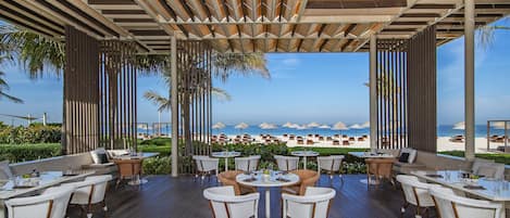 2 restaurantes, se sirven desayunos, comidas y cocina internacional
