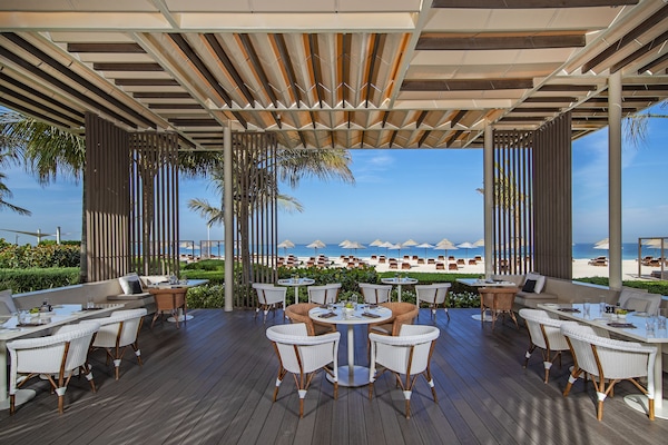 2 restaurants, serveren ontbijt, lunch, diner, internationale gerechten