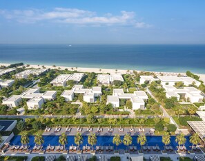 Private beach, white sand, beach umbrellas, beach towels - Al Zorah Beach Resort (Ajman)