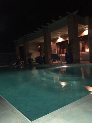Outdoor pool, pool umbrellas, pool loungers - Il Villaggio (Marrakech)