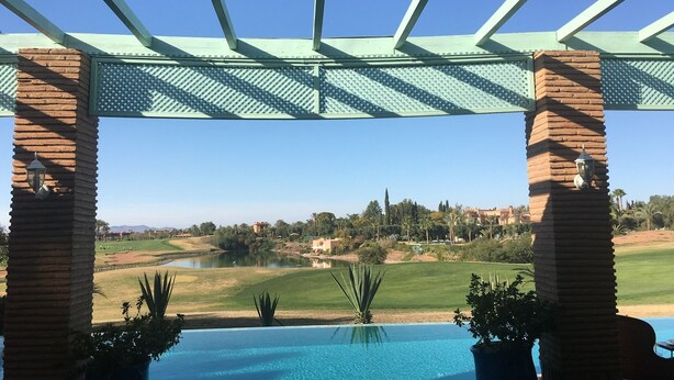 Outdoor pool, pool umbrellas, sun loungers - Il Villaggio (Marrakech)