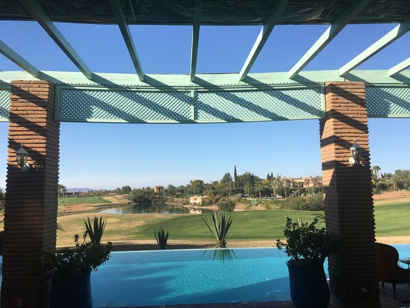 Ulkouima-allas, aurinkovarjoja, aurinkotuoleja