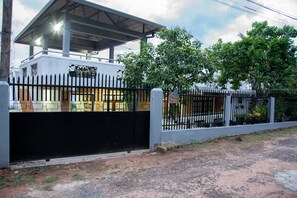 Fachada de la propiedad