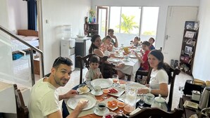 Comedor con una larga mesa, sillas y diferentes alimentos.
