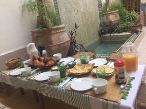 Petit déjeuner complet compris tous les jours