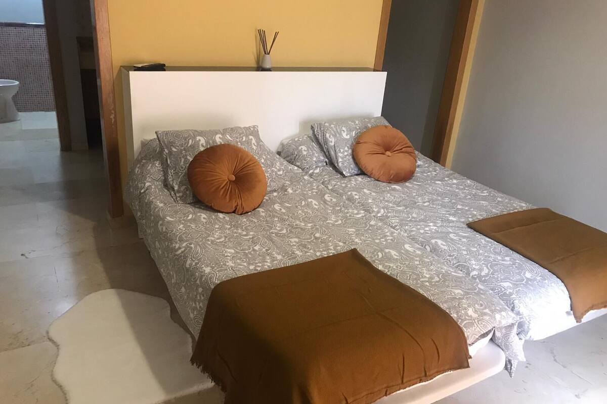 Schreibtisch, Verdunkelungsvorhänge, schallisolierte Zimmer