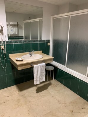 Bathtub, free toiletries, hair dryer - Hotel La Atalaya (Fuentiduena de Tajo)