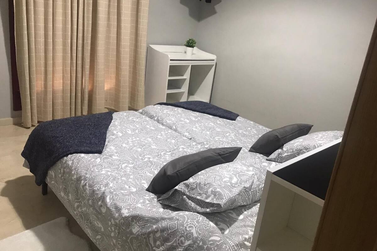Schreibtisch, Verdunkelungsvorhänge, schallisolierte Zimmer