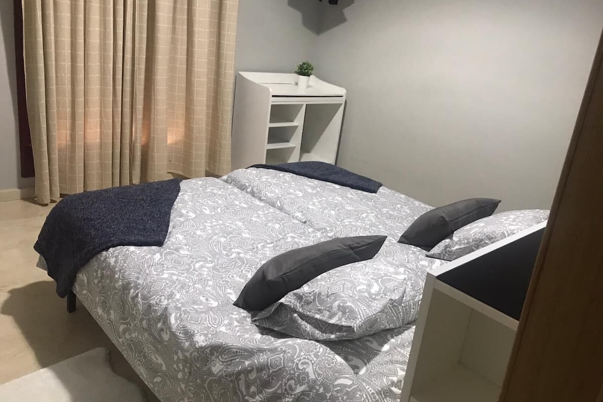 Een bureau, verduisterende gordijnen, geluiddichte muren, extra bedden
