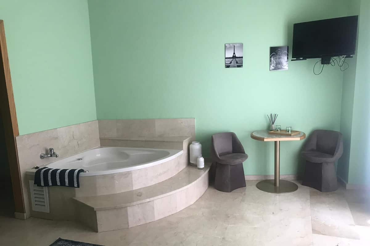 Suite | Een bureau, verduisterende gordijnen, geluiddichte muren, extra bedden