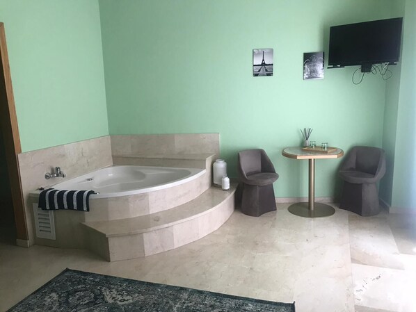 Suite | Desk, blackout drapes, soundproofing, rollaway beds