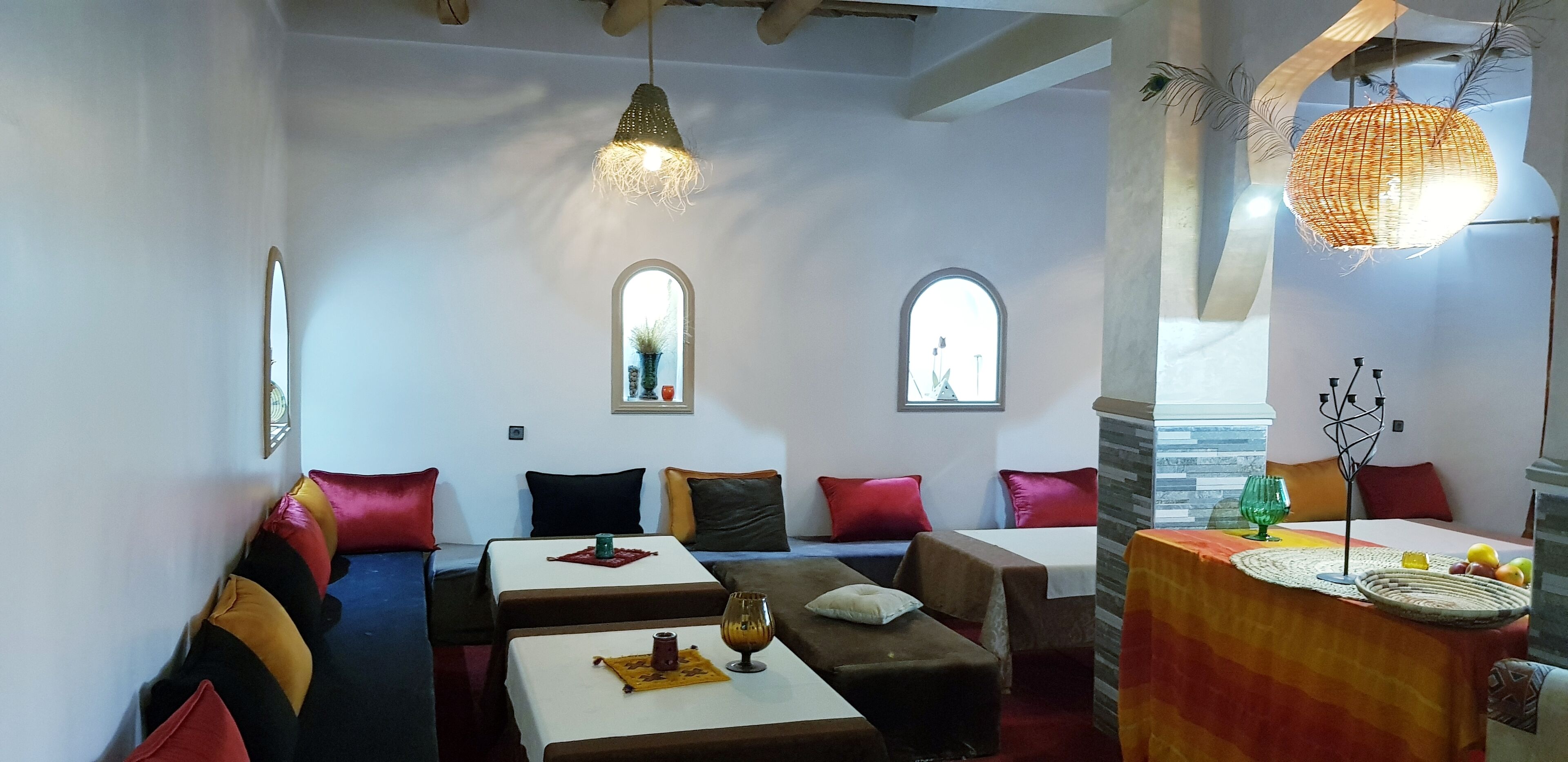 Petit déjeuner, déjeuner et dîner servis sur place, vue sur le jardin