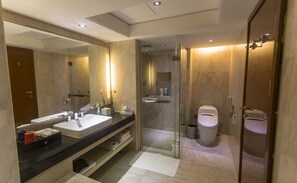VIP Twin Room | Bathroom | Shower, free toiletries, hair dryer, bathrobes