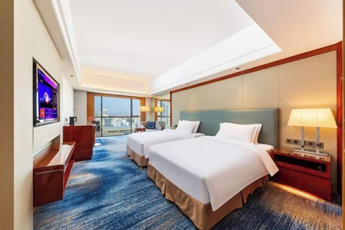 In-room safe, desk, free WiFi