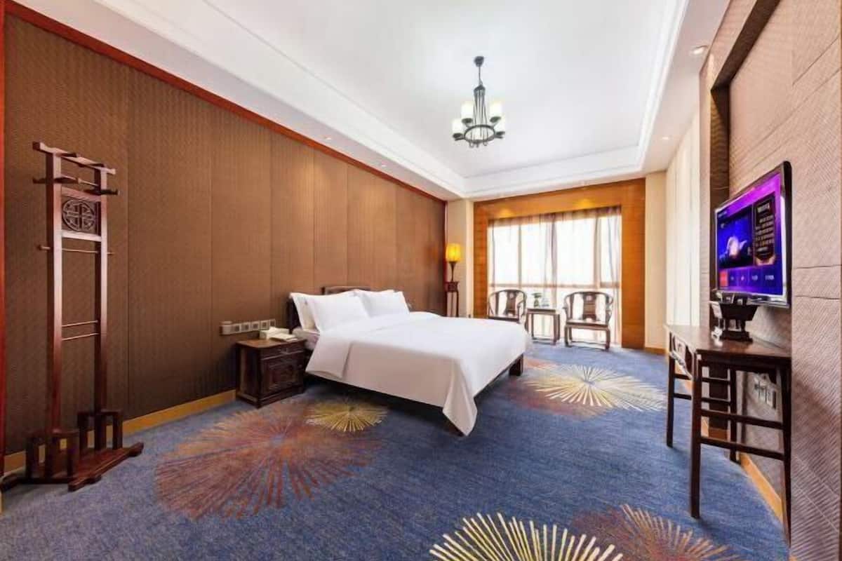 In-room safe, desk, free WiFi