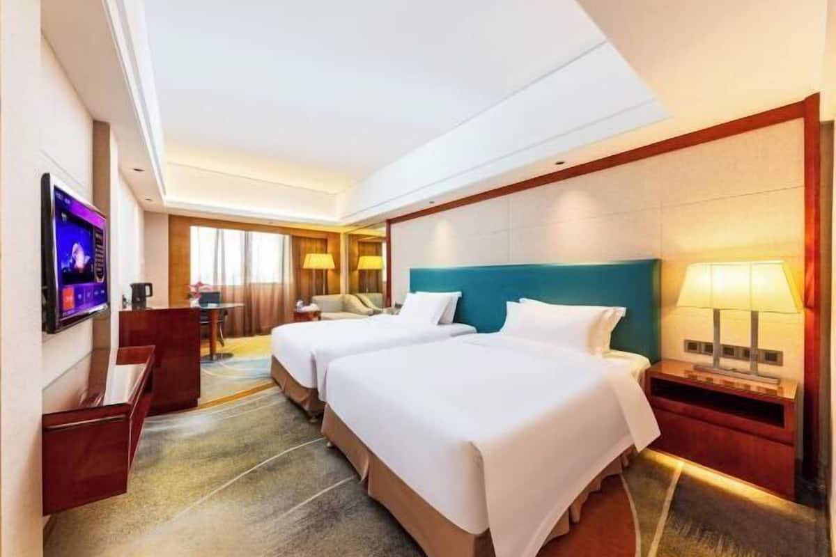 In-room safe, desk, free WiFi