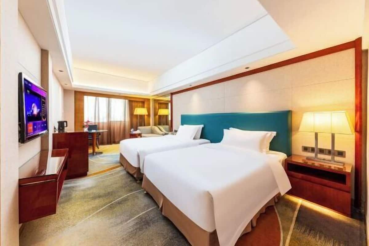 In-room safe, desk, free WiFi
