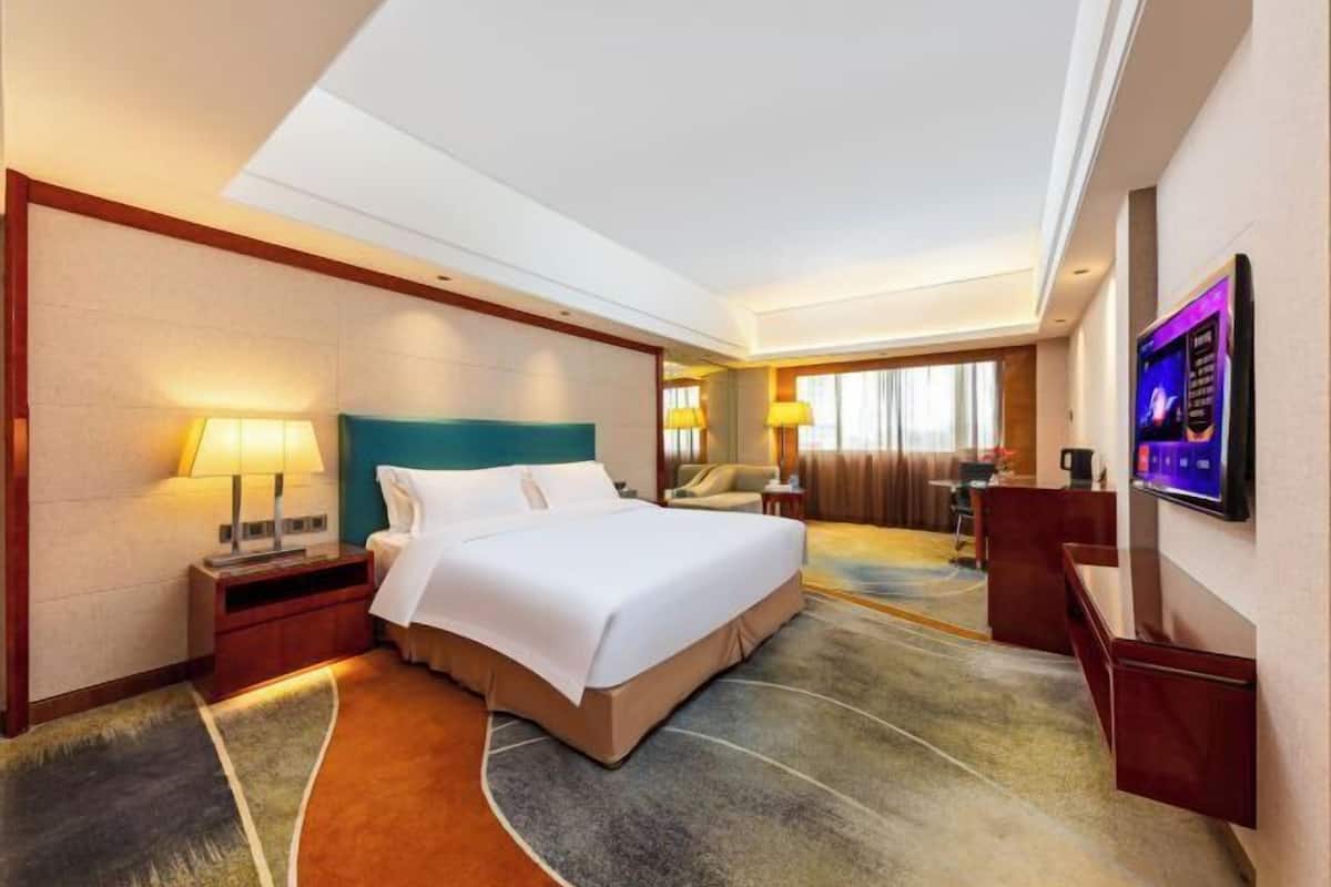 In-room safe, desk, free WiFi