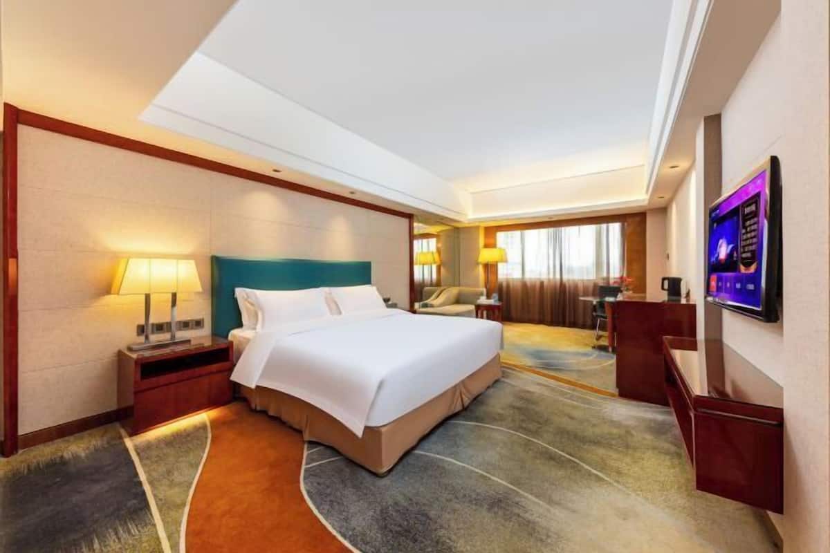 In-room safe, desk, free WiFi