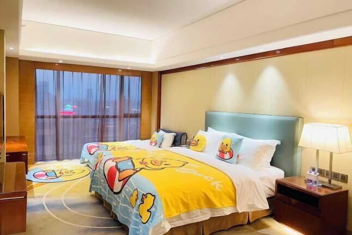 In-room safe, desk, free WiFi