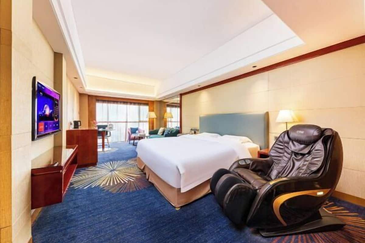 In-room safe, desk, free WiFi