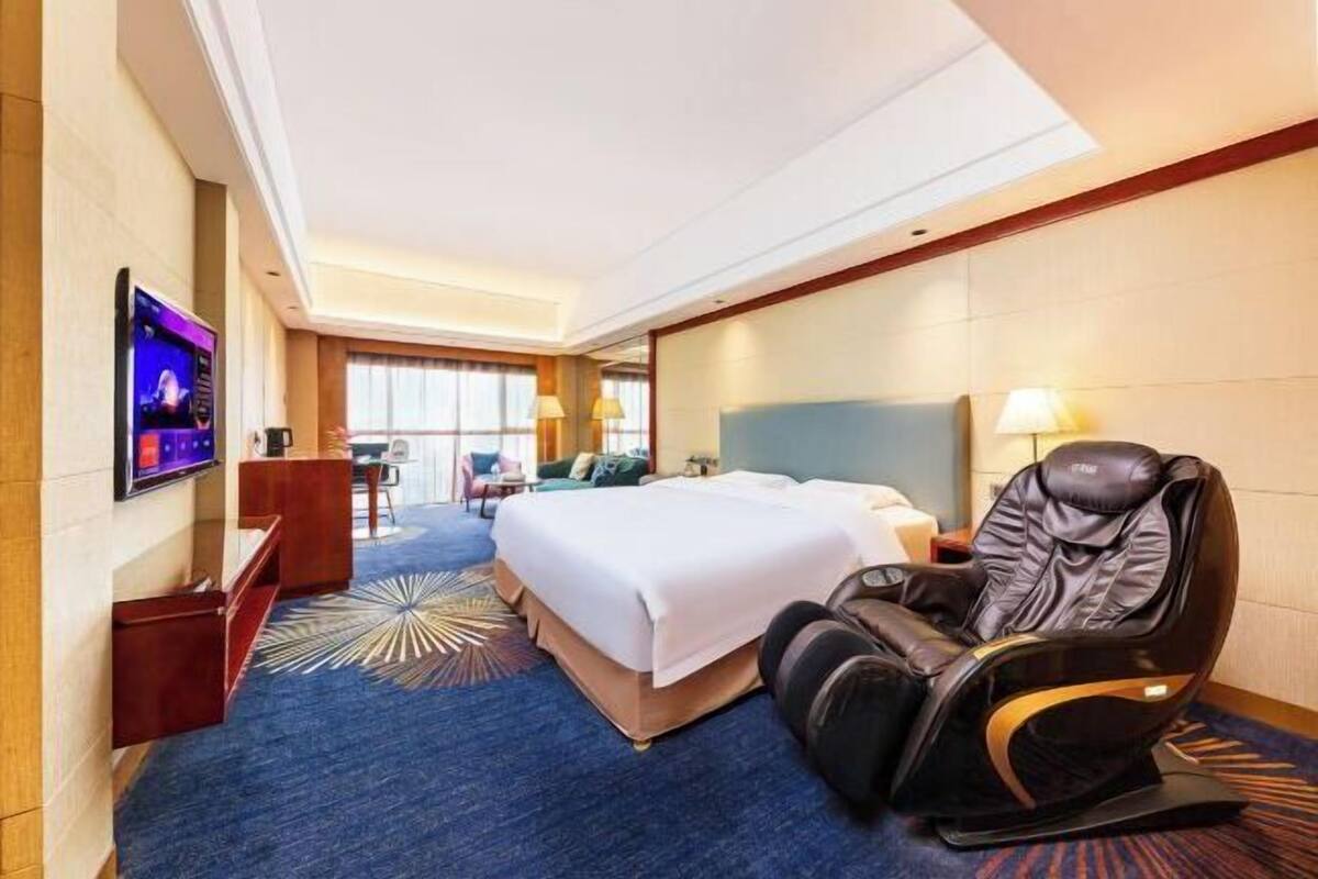 In-room safe, desk, free WiFi