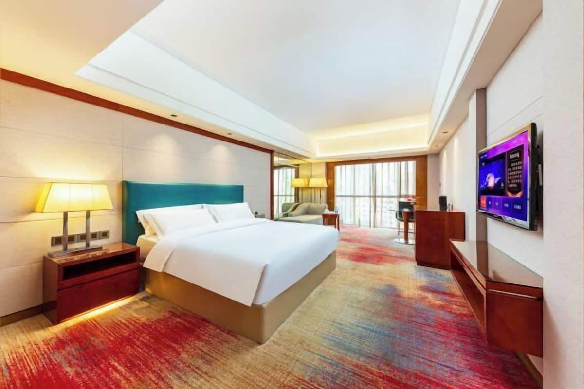 In-room safe, desk, free WiFi