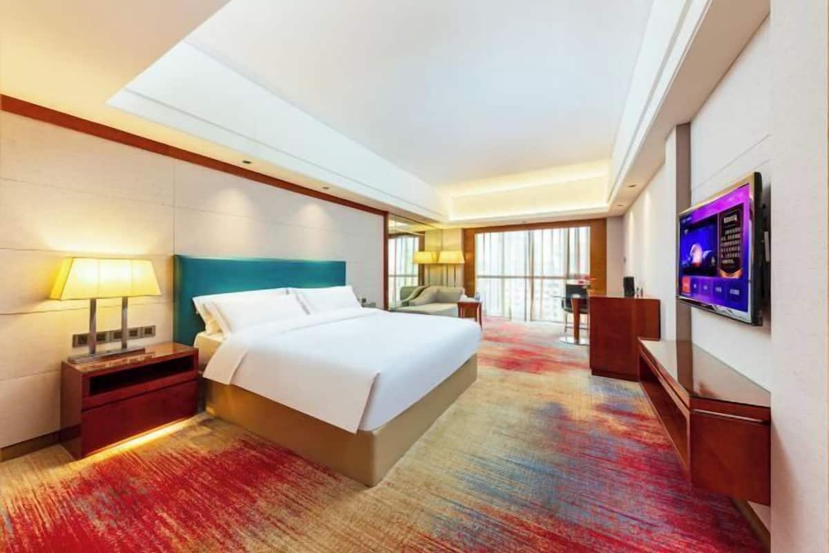 In-room safe, desk, free WiFi