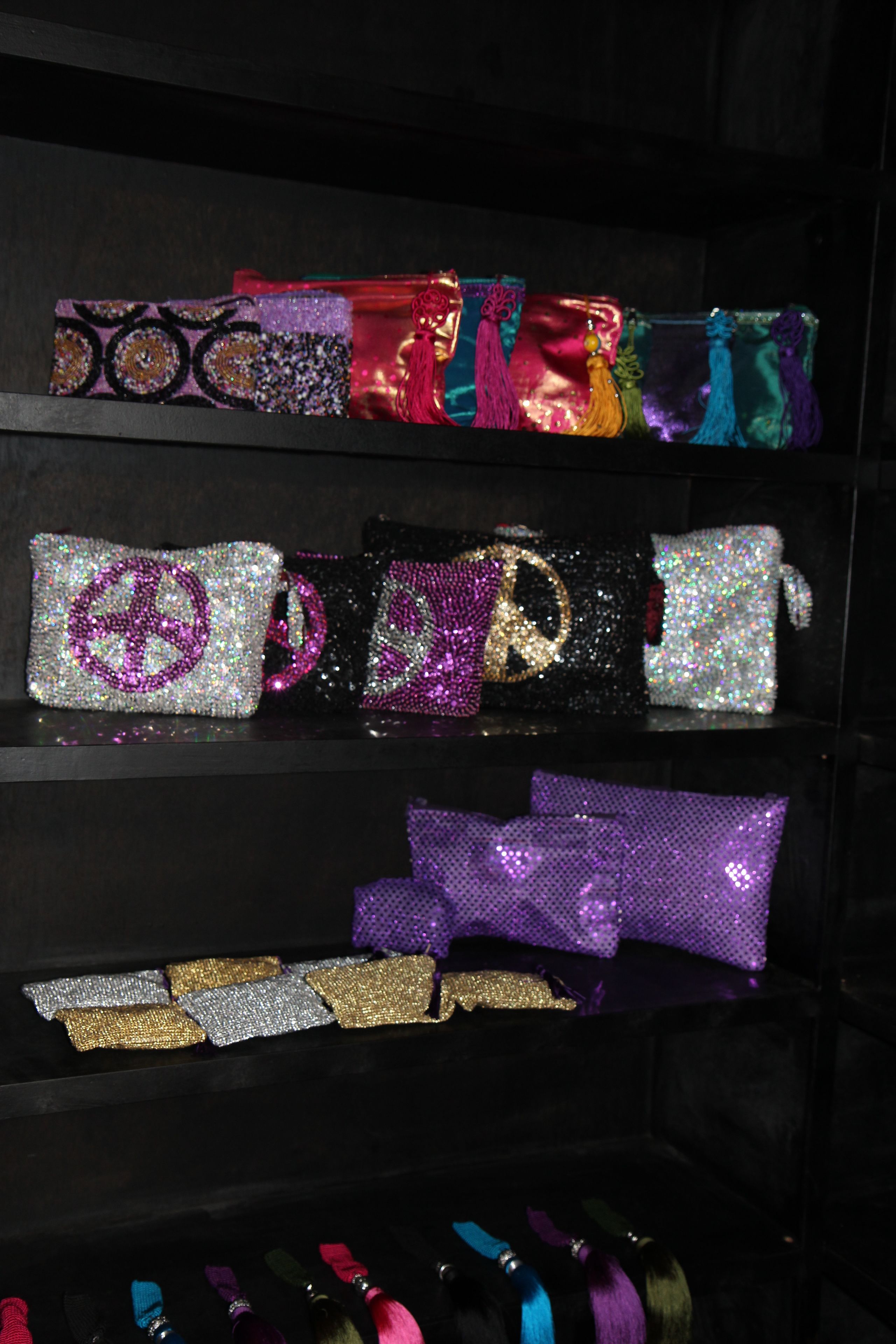 Una exhibición de diferentes bolsos con diversos diseños y estampados.