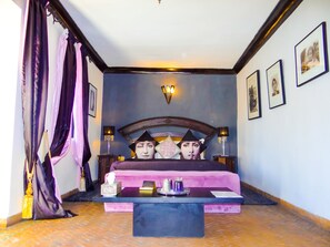 Caja de seguridad en la habitación y decoración personalizada 