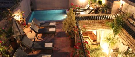 Piscine extérieure, chaises longues