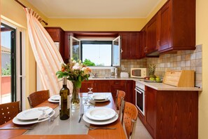 Villa de lujo, 4 habitaciones, alberca privada | Cocina privada | Refrigerador con congelador, microondas, horno y parrilla de estufa 