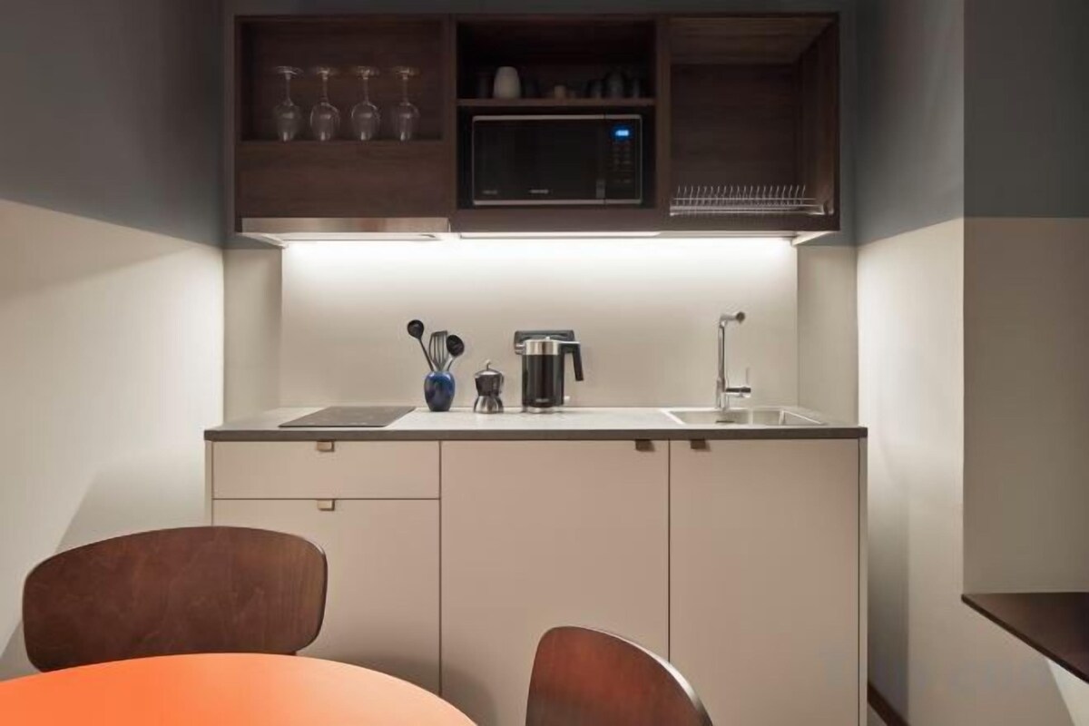 Private kitchen | Fridge, microwave, stovetop, electric kettle