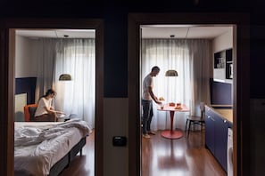 Apartament urbà | 1 dormitori, cortines opaques i planxa i posts de planxar
