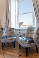 Decoración personalizada, muebles diferentes y cortinas blackout 