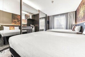 In-room safe, blackout drapes, soundproofing, iron/ironing board - Heeton Concept Hotel - Luma Hammersmith (London)