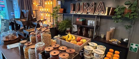 Tägliches Frühstück zum Mitnehmen (15 GBP pro Person)