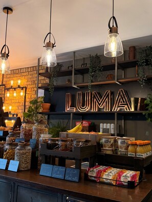 Daily to-go breakfast for a fee - Heeton Concept Hotel - Luma Hammersmith (London)